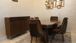 طاولة الأكل مع خزانة جانبية