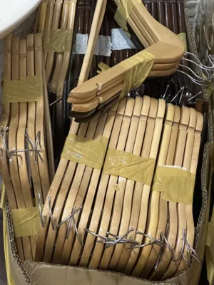 علاقة الملابس (Clothes hanger) خشبيه بالجمله او الفردي متوفره كمية كبيره