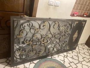 باب حديد راكب عليه سيكوريت والحلق والغال