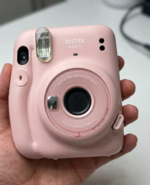 كاميرا فورية انستاكس ميني 11 (Instax Mini 11) - معها 10 صور جاهزة!