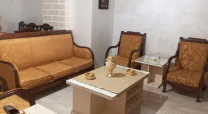 كنب 7 مقاعد بحالة ممتازة للبيع مستعجل 100ديناراخشب تركي مع إمكانية بيع الطاولات الرئيسية و الجانيبات