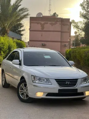 سوناتا 2009 اللون ابيض الداخليه بيج فتحه في السقف
