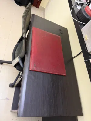 مكتب مع كرسى