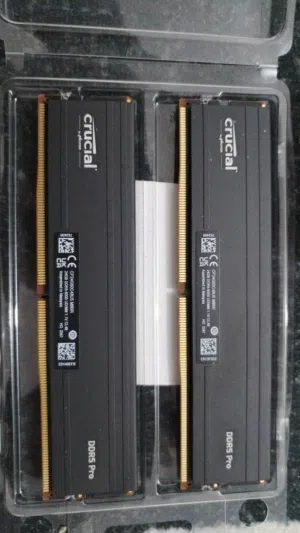 ذاكرة الوصول العشوائي (RAM) Crucial Pro من نوع DDR5.  السعة والسرعة: يأتي الطقم بسعة إجمالية 48 جيجا