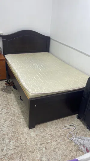 سراير ومكيف وطاولة تليفزيون بحالة ممتازة