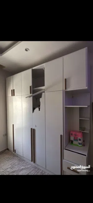 خزانه غرفة اطفال كبيرة بدها غيار بابين وسكك 3 جوارير وضهر خزانه