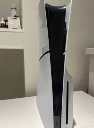 للبيع بلاستيشن 5 نظيف جدا مع كامل ملحقاته