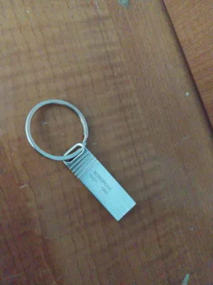 فلاش USB سعة 128GB للبيع نظيف جدًا واستعمال خفيف، شغال بدون أي مشاكل أو أعطال. سرعة ممتازة ومناسب لح