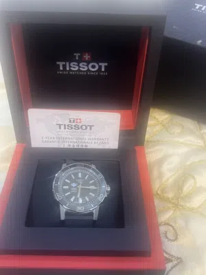 Tissot) السويسرية الفاخرة، المصممة خصيصًا لحماية وتخزين الساعات، وتتميز بشعار الشركة الشهير