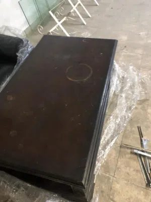 طاولة خشبية