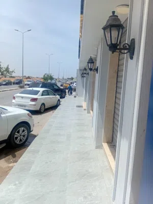 محل من طابقين للإيجار على الرئيسي مباشرة