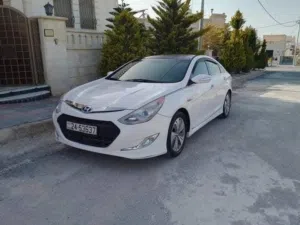 هيونداي سوناتا 2013 داخلية سوداء و لون أبيض، هايبرد، مرخصة، أوتوماتيك، حالة جيدة