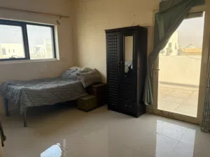 غرفة ماستر حمام منفصل بلكونة والمطبخ مشترك مع شخص فقط