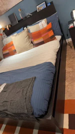 سرير نفر ونص نفس الي بصوره اسود من ايكا..