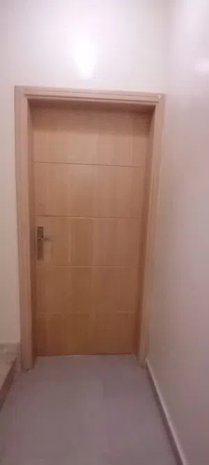 خمسة أبواب خشبية في حالة جيدة جدا