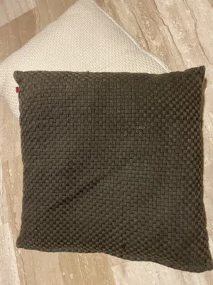 كوشينز حجم كبير عدد 2 بحالة ممتازة مقاس 60x60سم للبيع