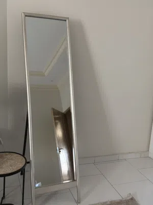 مرايه فضي اللون