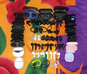 مجموعة كبيره من سماعات إير بودز (AirPods)