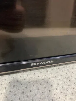 عدد 2 تلفزيون واحد 50 بوصه والثاني 40 بوصه