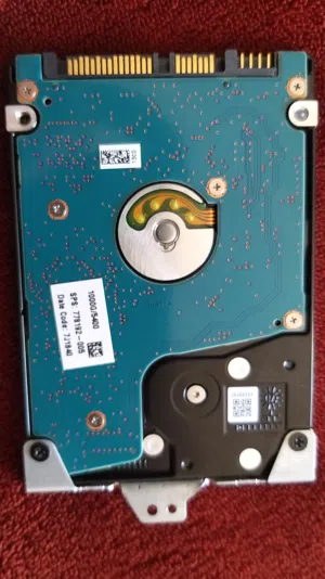 للبيع هاردسك لابتوب داخلي (HDD) سعة 1000 جيجا (1 تيرابايت). الحالة: نظيف جداً ومستعمل استعمال خفيف.