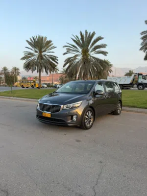 Used Kia Carnival in Muscat