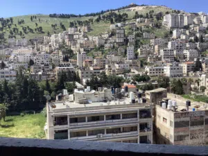 فرصة استثمارية وسكنية مميزة – وحدات متعددة الاستخدام في موقع استراتيجي على شارعي فيصل والحرية