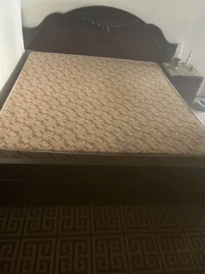 غرفة نوم مع السرير