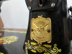 ماكينة خياطه كلاسيك تنفع ديكور للبيع