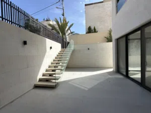 250 m2 3 Bedrooms Apartments for Rent in Amman Abdoun