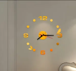 ساعه حديثه وجميله تتلصق علي الحائط