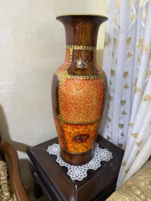 ڤازات مزخرفة متوسطة الحجم فخمة وثقيلة عدد 2 نفس الشكل