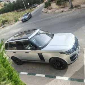 رينج روفر Vogue HSE 2020 SUV هايبرد plug-in لون فضي بسعر ممتاز