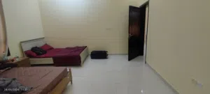 غرفة ماستر عائلية لزوجين في فيلا عائلية.