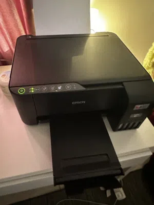 طابعة epson l3250 للبيع بداعي السفر نضيفة جداً جداً واقتصادية جداً خاصة للي عندهم مدارس