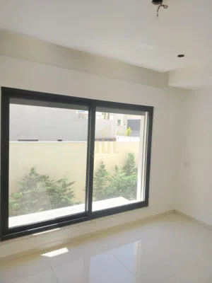 بالقرب من السفارة الامريكيه شقه شبه أرضي 125م في أجمل مناطق عبدون /ref 1361