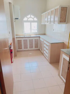 شقق سكنية للإيجار في موقع مميز بمسقط  فردي او شركات 3 غرف او غرفتين من المالك مباشرة