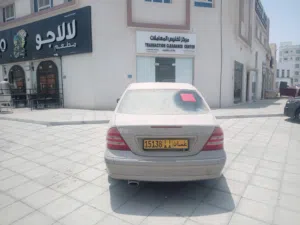 مبنى سكني تجاري عبارة عن 9 محلات و4 شقق
