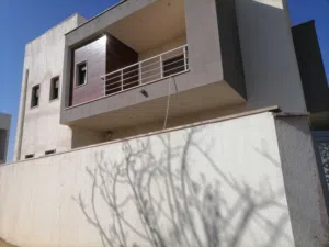 فيلا سكنية وتجاري موقع ممتاز وموقعها على الرئيسي