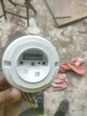 هذا الجهاز هو مستشعر حركة للإضاءة من نوع Hubbell Lighting Wasp. [1, 2]  يستخدم للتحكم في تشغيل وإيقا