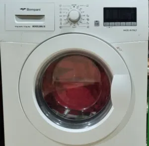 هذه غسالة ملابس من ماركة بومباني (Bompani).