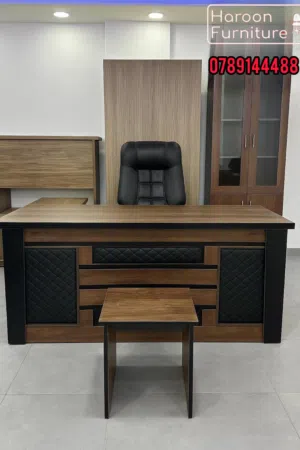 اكتشف مجموعة مميزة من المكاتب الخشبية التي تجمع بين الأناقة والوظائف العملية