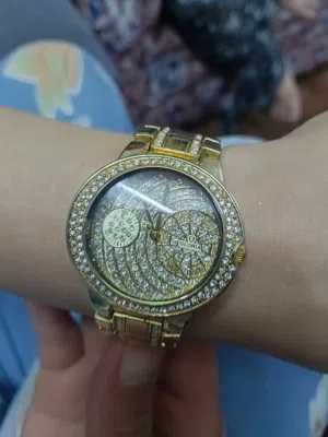 ساعه يد عقارب اصليه نسائيه الموقع اربد قرب اربد مول عند دوار المغسله قرب دوار زبده القديم...........