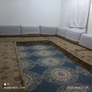 خمس جلسات سعودي شبه جديد الطول مترين لكل جلسة تعبيه مليان مع 15 مسند ظهر مع الألبسة أغطية خاصة بال