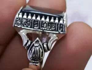 خاتم جدا نادر من ناحية الحجر لأن حجر صيني حديد والصياغة...مصيوغ بأسم سورة الكوثر واسم الله