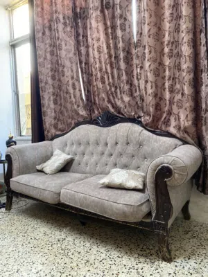 طقم كنب زان للبيع بسبب التجديد
