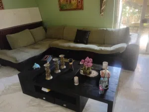 طقم كورنر أمريكي مميز، مريح ونظيف، بحالة جيدة جدًا، ويعطي شكل أنيق للصالون.