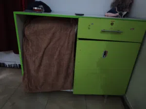 ميز مكتبي للبيع مستعمل قليل نظافة فول
