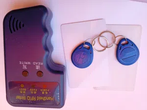 هذا الجهاز هو جهاز نسخ وقراءة بطاقات التحكم بالدخول الذكية المحمول (Handheld RFID Writer/