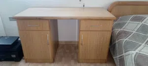 مكتب خشب (لاتيه) كامل بحاله ممتازه