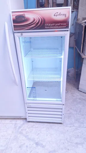 بيع ثلاجه عرض جام إيطالي بحاله ممتازه مع التوصيل والكفاله